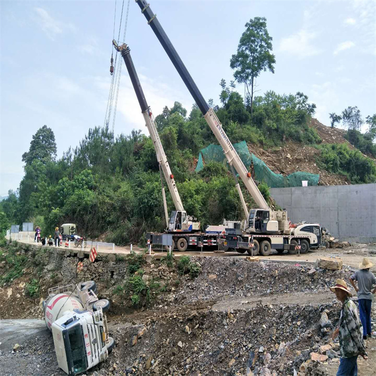 都江堰汽车掉沟里叫吊车救援要多少钱